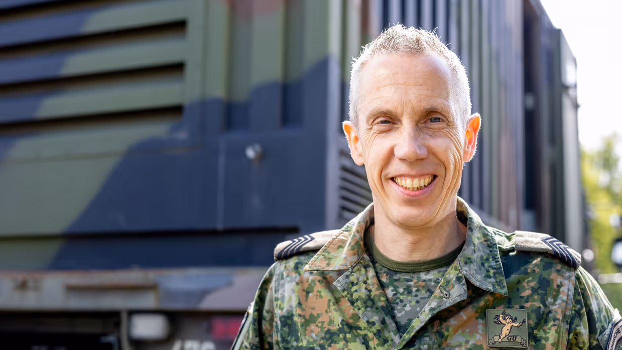 Portret van sergeant-majoor Jeroen Blomen bij materieel van het Defensie Grondgebonden Luchtverdedigingscommando.