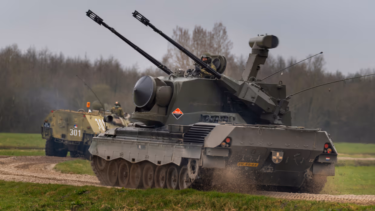 Een tank met luchtafweergeweren die omhoog mikken met nog een tank in de achtergrond.