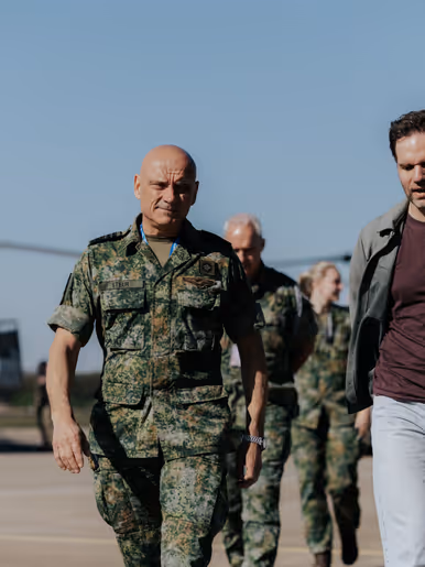 Boswijk lopend in gesprek met Steur op een helikopterplatform.