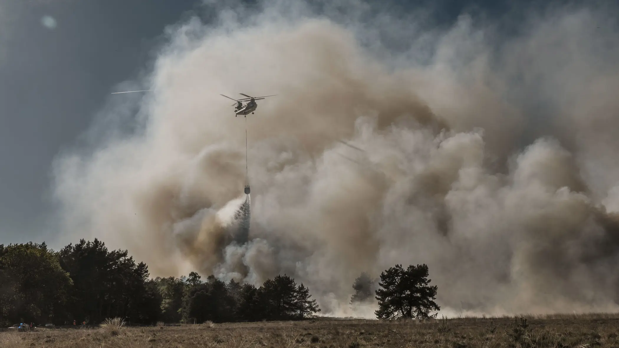 Blushelikopter bestrijdt een grote natuurbrand op de Veluwe. 