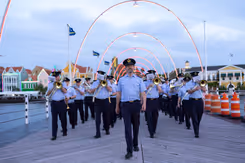 Een orkest van de luchtmacht treedt op.