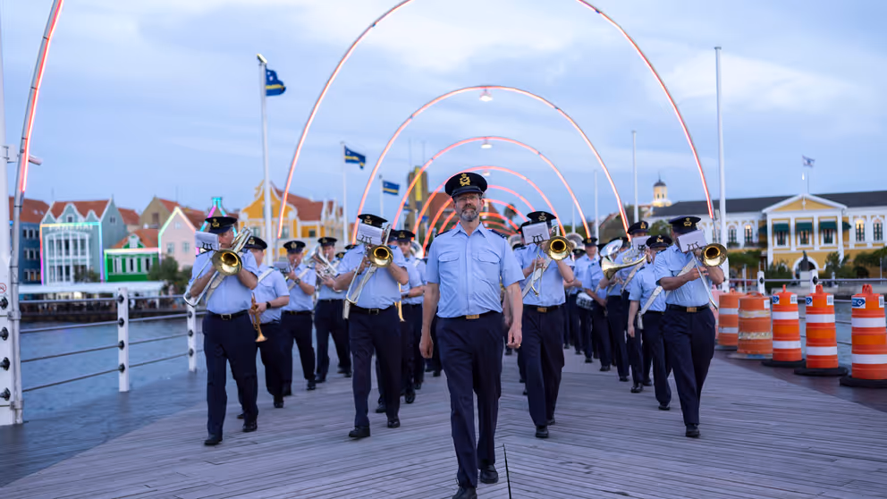 Een orkest van de luchtmacht treedt op.
