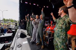 De crew en ambassadeurs op het podium.