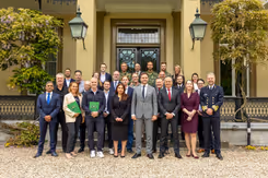 Groepsfoto van de staatssecretaris met werkgevers en reservisten.