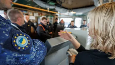  militairen staan op de brug