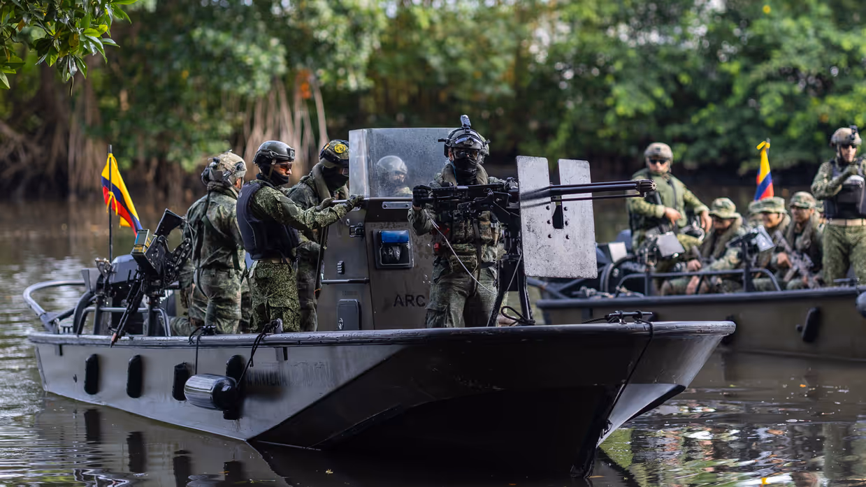 Mariniers in een boot op het water 