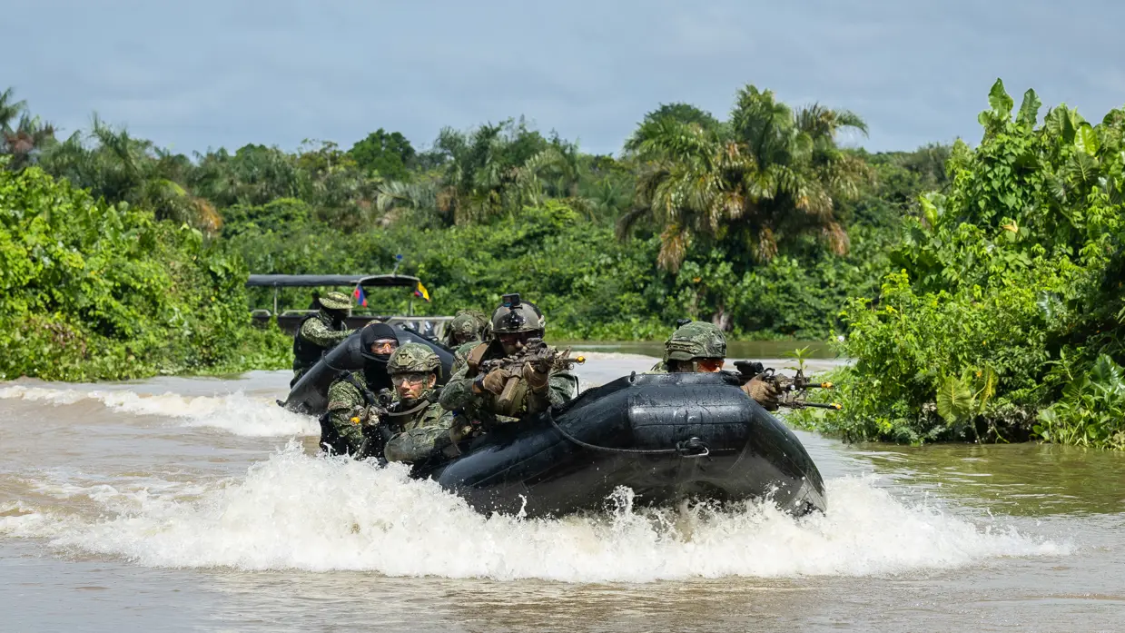 Op de 4 foto’s varen mariniers door de jungle, laat een marinier een drone op, bewaken mariniers een gevangene op het strand en stappen mariniers in een boot.