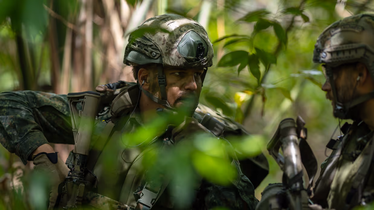  Marinier overlegt in de jungle 