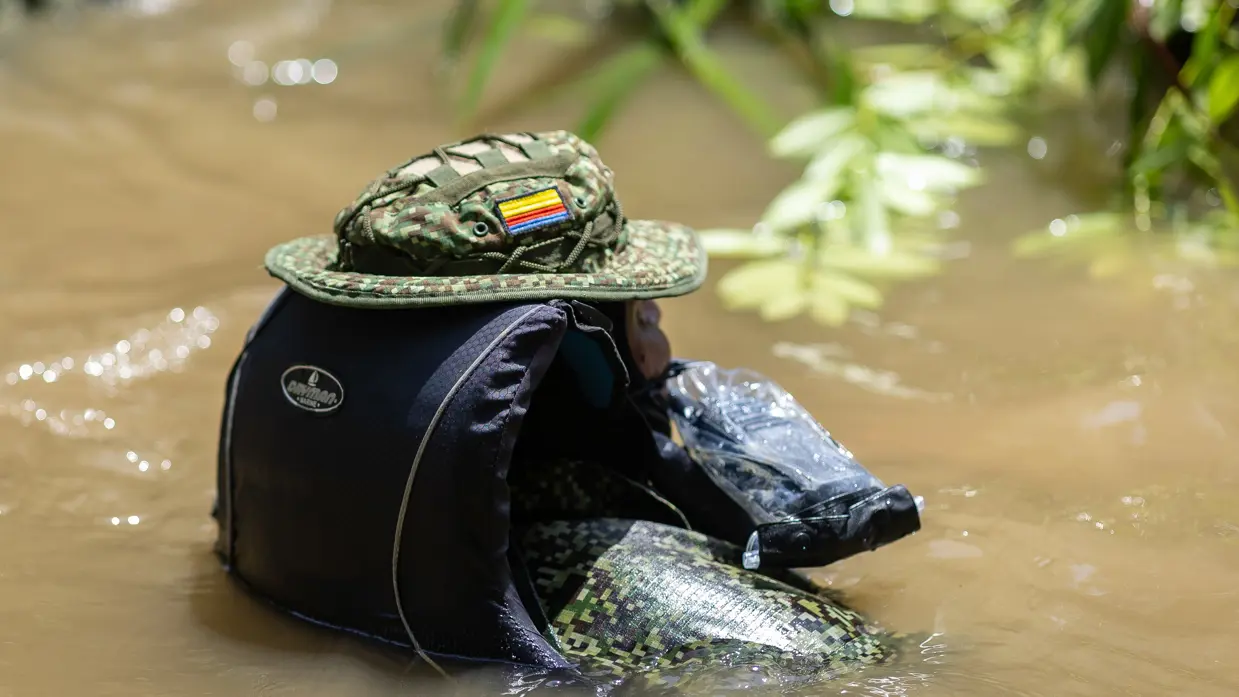 Boot met mariniers en een Colombiaanse instructeur in de jungle 