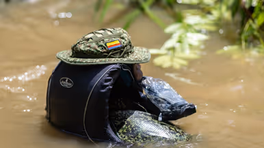 Boot met mariniers en een Colombiaanse instructeur in de jungle 