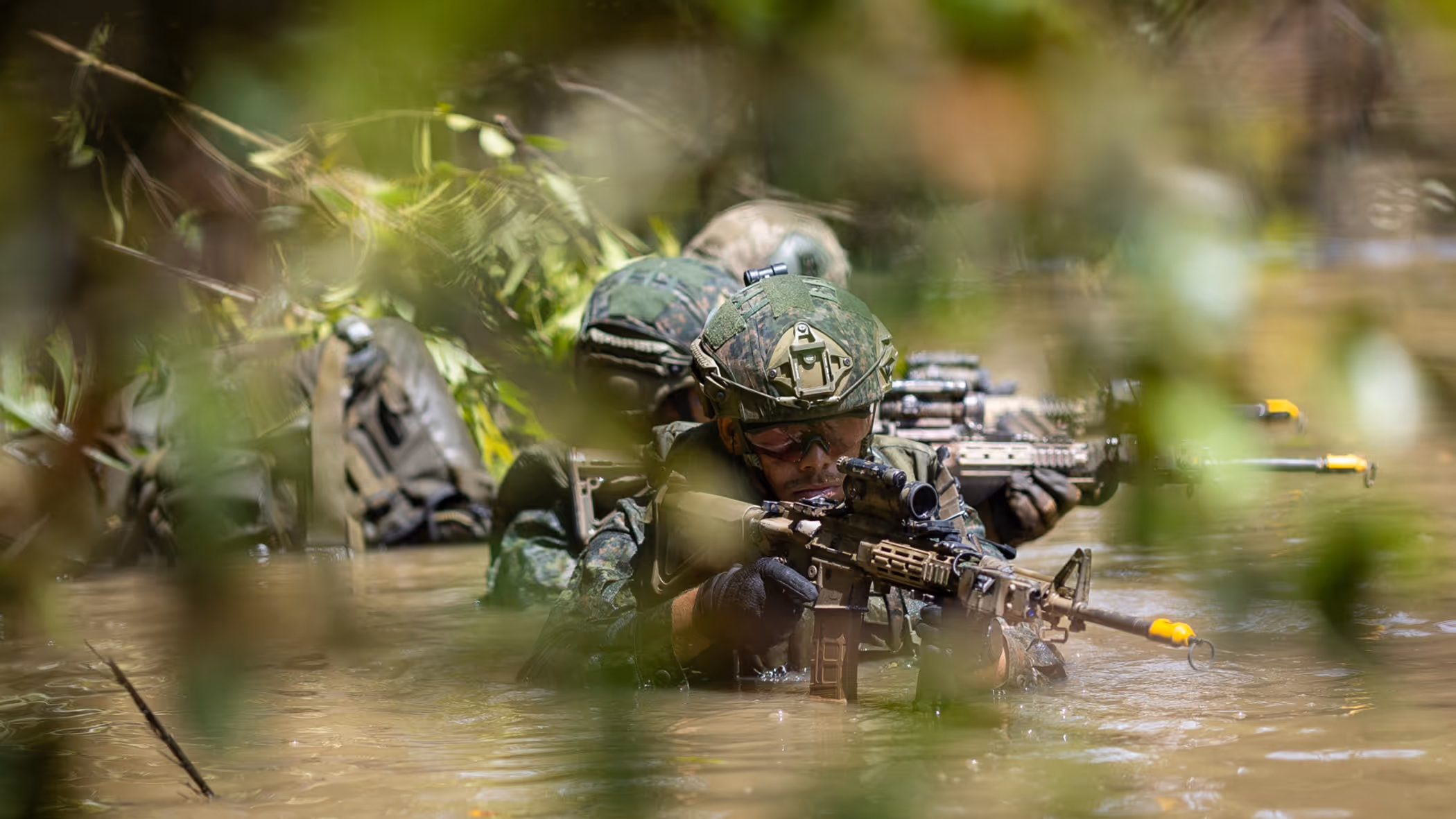 Mariniers in het water in Colombia  