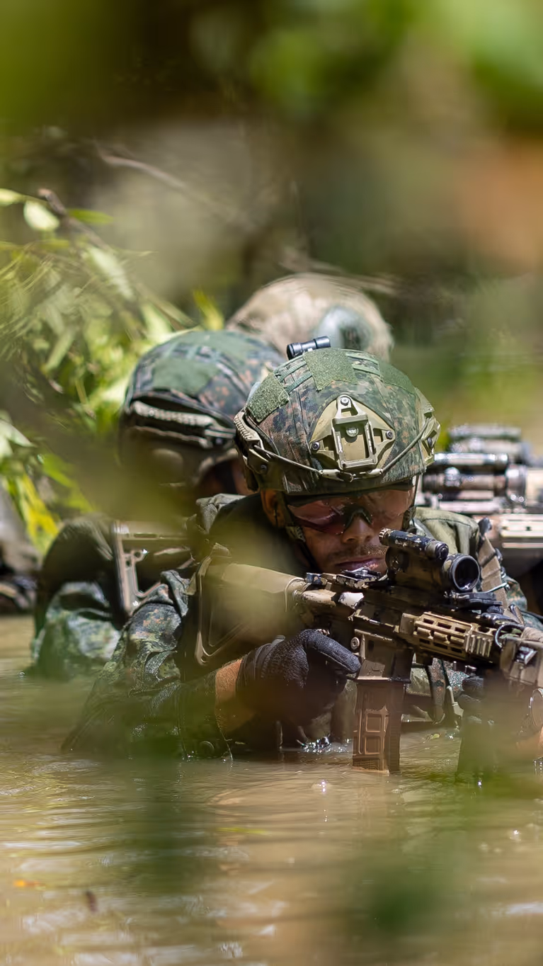 Mariniers in het water in Colombia  