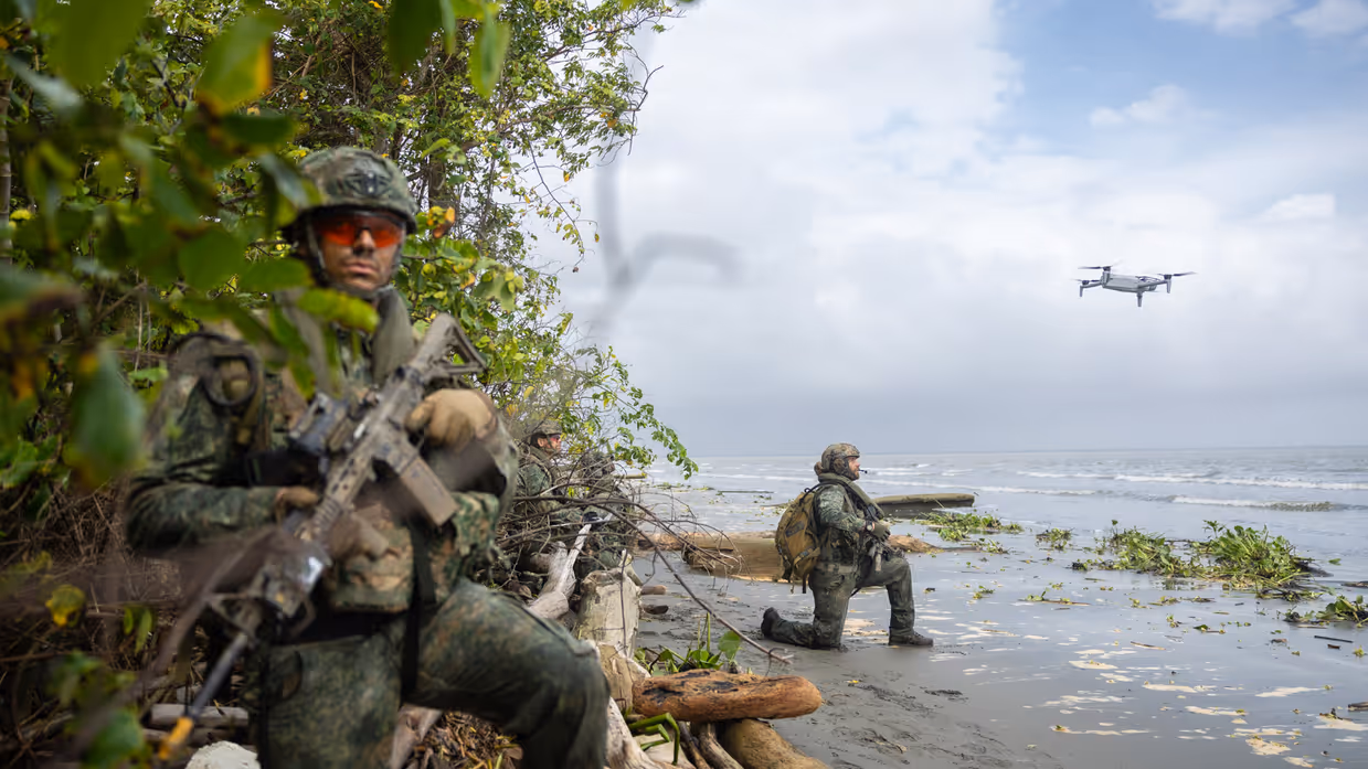 Mariniers laten een drone op 