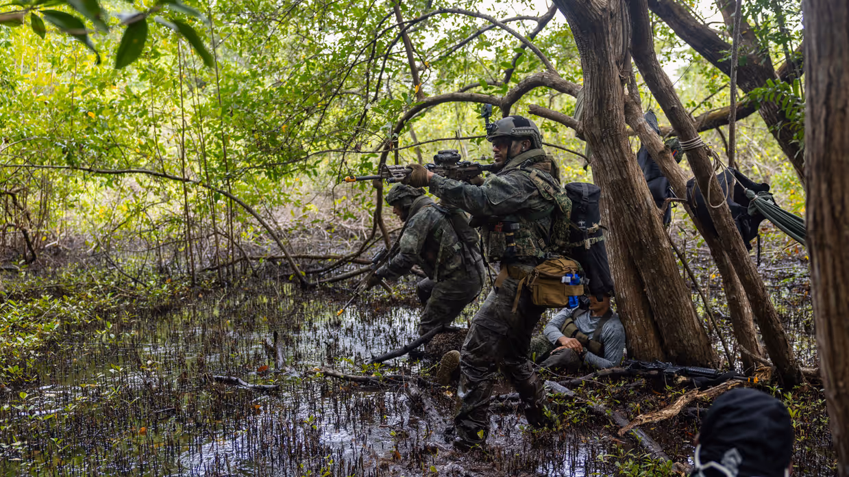 Mariniers lopen door de jungle 