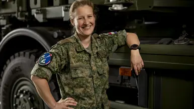 Op de linkerfoto zit Suzanne in haar werkcontainer achter de computer. Op de rechterfoto leunt Suzanne met een arm op een vrachtwagen.