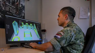 Op de linkerfoto zit Timothy achter een computer en maakt een ontwerp. Op de rechterfoto steekt hij zijn arm in een kast waarin een 3D-printer staat. 