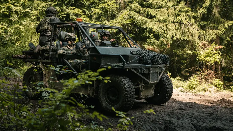 Militairen van 11 Bevoorradingscompagnie Luchtmobiel in een elektrische buggy.
