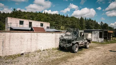  Een AERO 2 voertuig voor een oefendorp in het Duitse Hohenfels