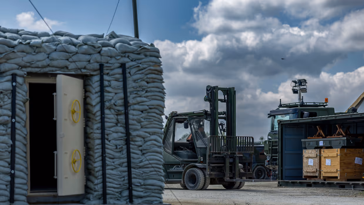 Op de linkerfoto rijdt een vorkheftruck naar een container. Op de rechterfoto zijn militairen bezig met een radarsysteem.