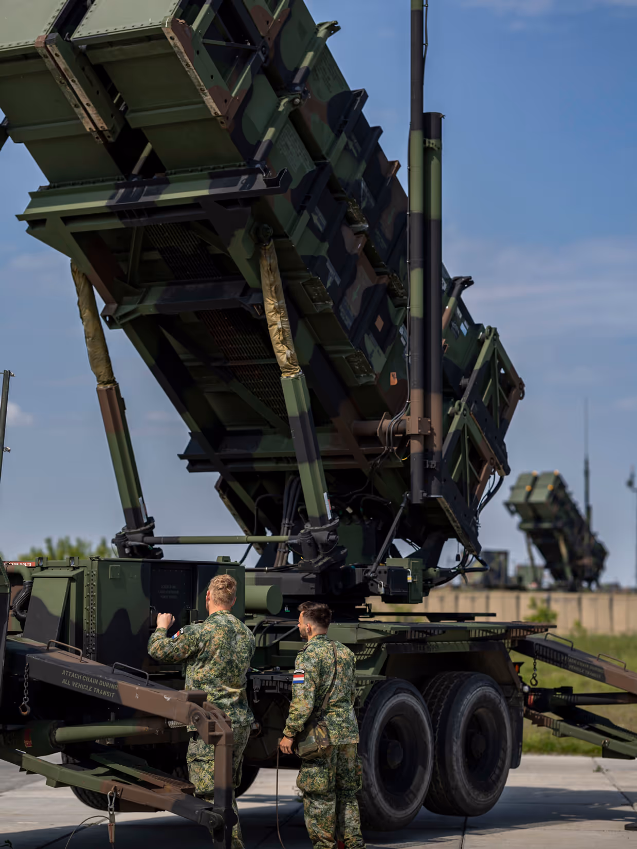 Op de linkerfoto staan Patriot-lanceerinstallaties op een rij. Op de rechterfoto voeren twee militairen handelingen uit aan een Patriot-systeem.