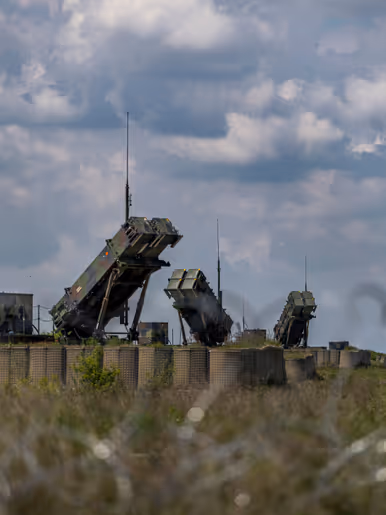 Op de linkerfoto staan Patriot-lanceerinstallaties op een rij. Op de rechterfoto voeren twee militairen handelingen uit aan een Patriot-systeem.