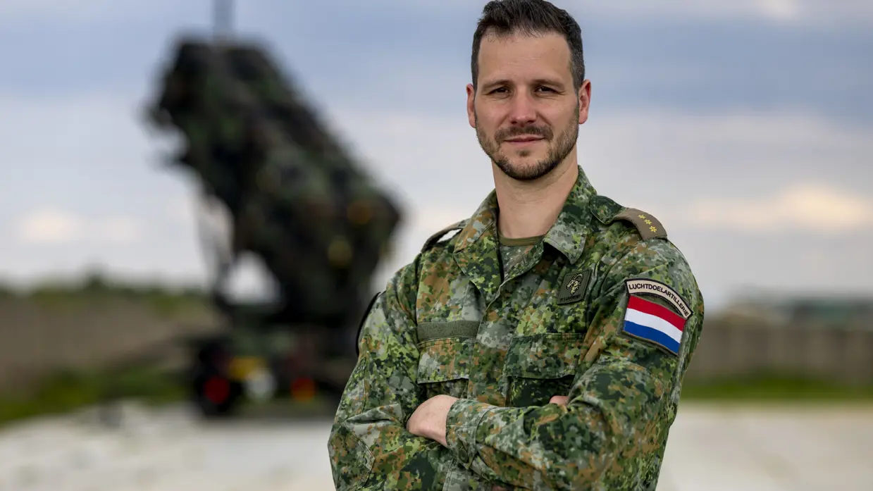 Daan met armen over elkaar, op de achtergrond staat een Patriot-lanceerinstallatie. 