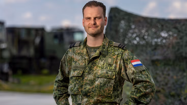 Majoor Roy staat met zijn handen in zijn zij.