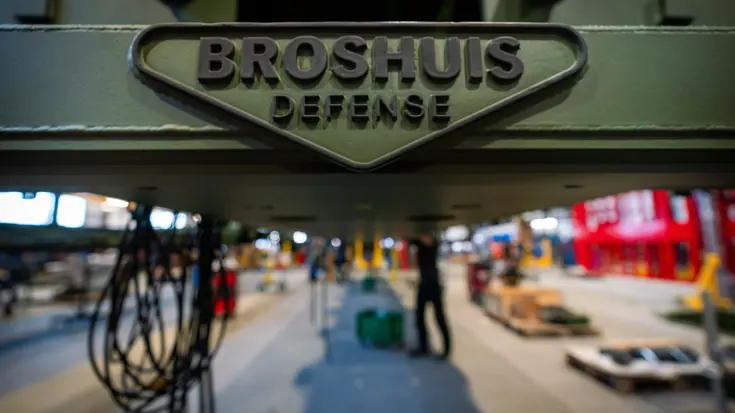 Logo Broshuis Defense in staal oplegger.