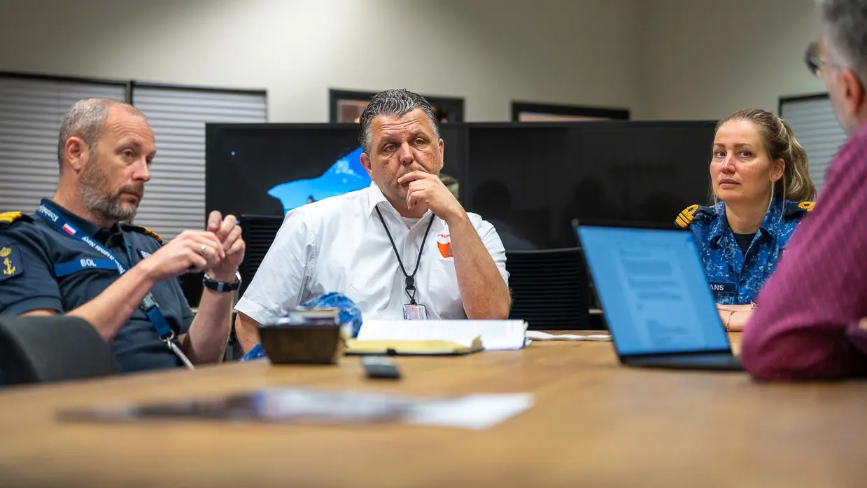 KLTZ Jasper Bol, MAJ Jan Heerema en LTZ 1 Eva Heijmans aan tafel tijdens het interview.