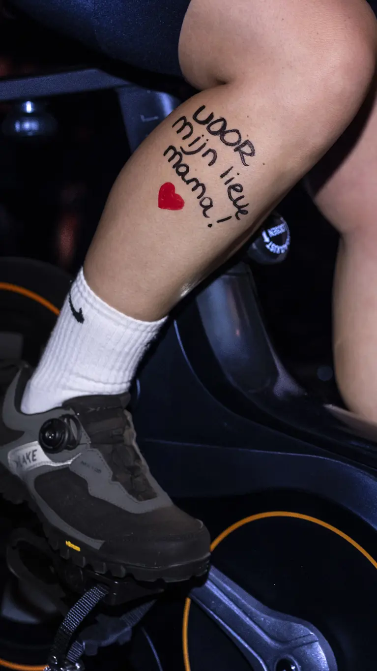 Afbeelding van tekst ‘voor mijn lieve mama’ op been sporter