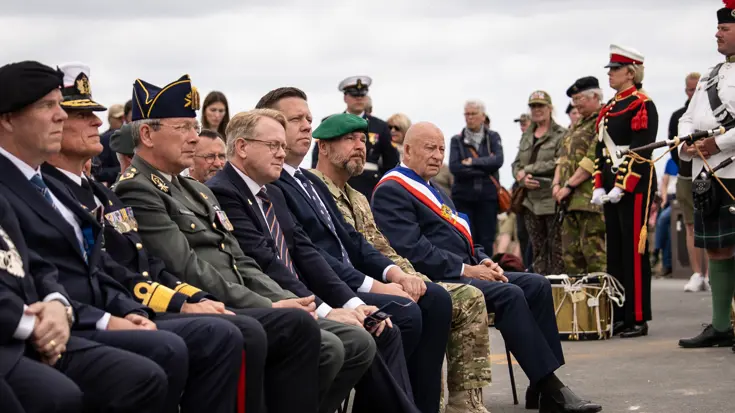 De voorste rij bij de onthulling van de plaquette in Arromanches-les-Bains, Normandië, ter nagedachtenis aan de zeelieden van de koopvaardij en marine in de Tweede Wereldoorlog.  &nbsp;