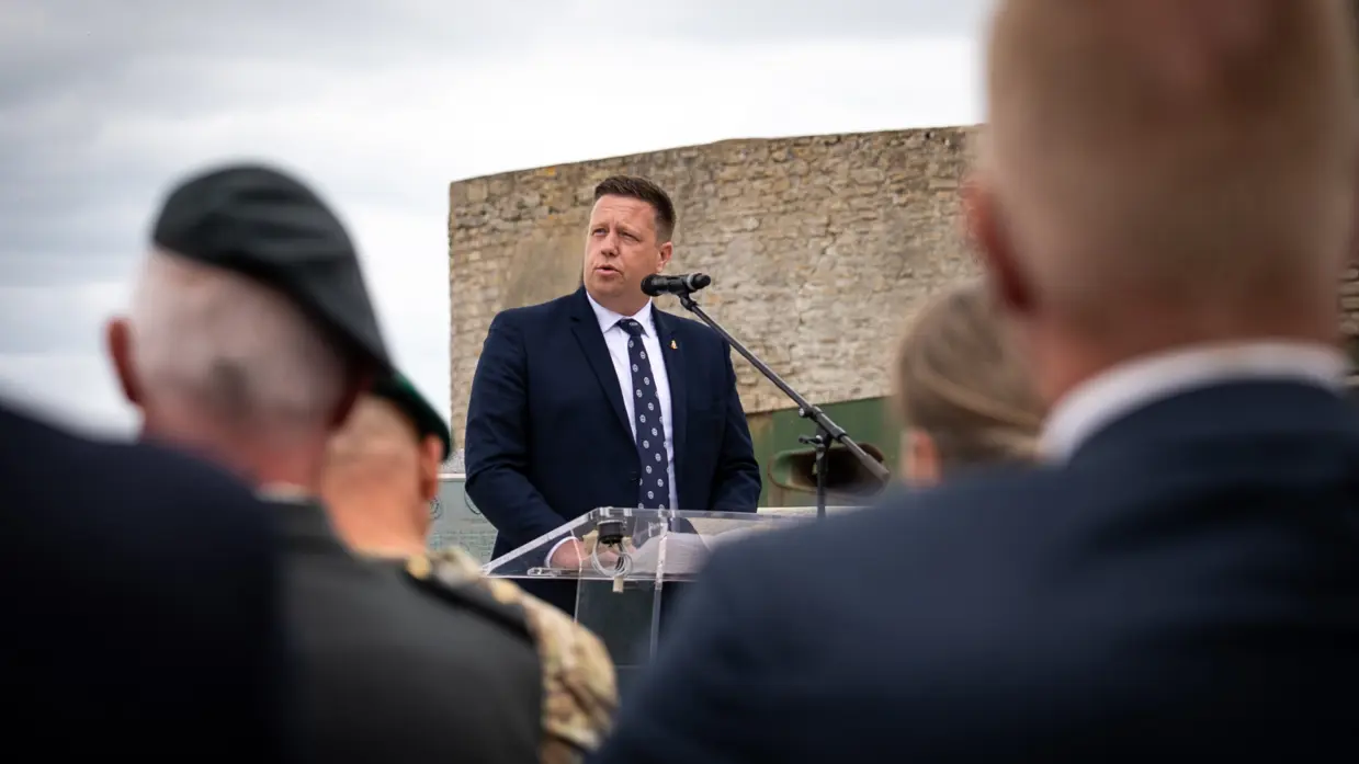 Hubert Nijgh vertelt over de rol van de koopvaardij en de marine.