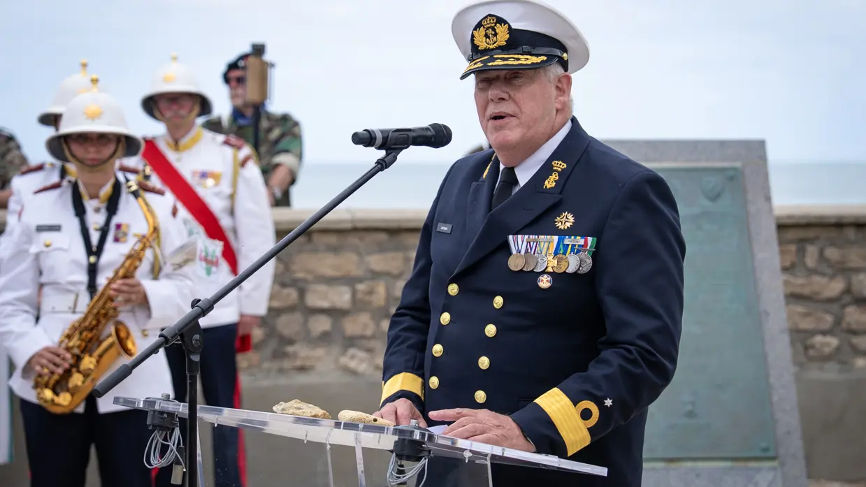 Brigadegeneraal Paul Hoefsloot spreekt de aanwezigen toe, gevolgd door commandeur Frank Lenssen.