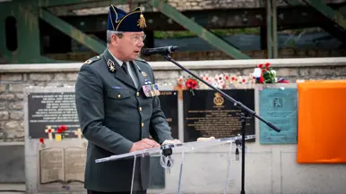 Brigadegeneraal Paul Hoefsloot spreekt de aanwezigen toe, gevolgd door commandeur Frank Lenssen.
