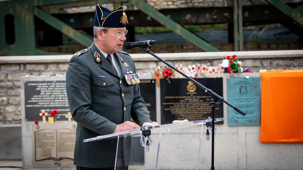 Brigadegeneraal Paul Hoefsloot spreekt de aanwezigen toe, gevolgd door commandeur Frank Lenssen.