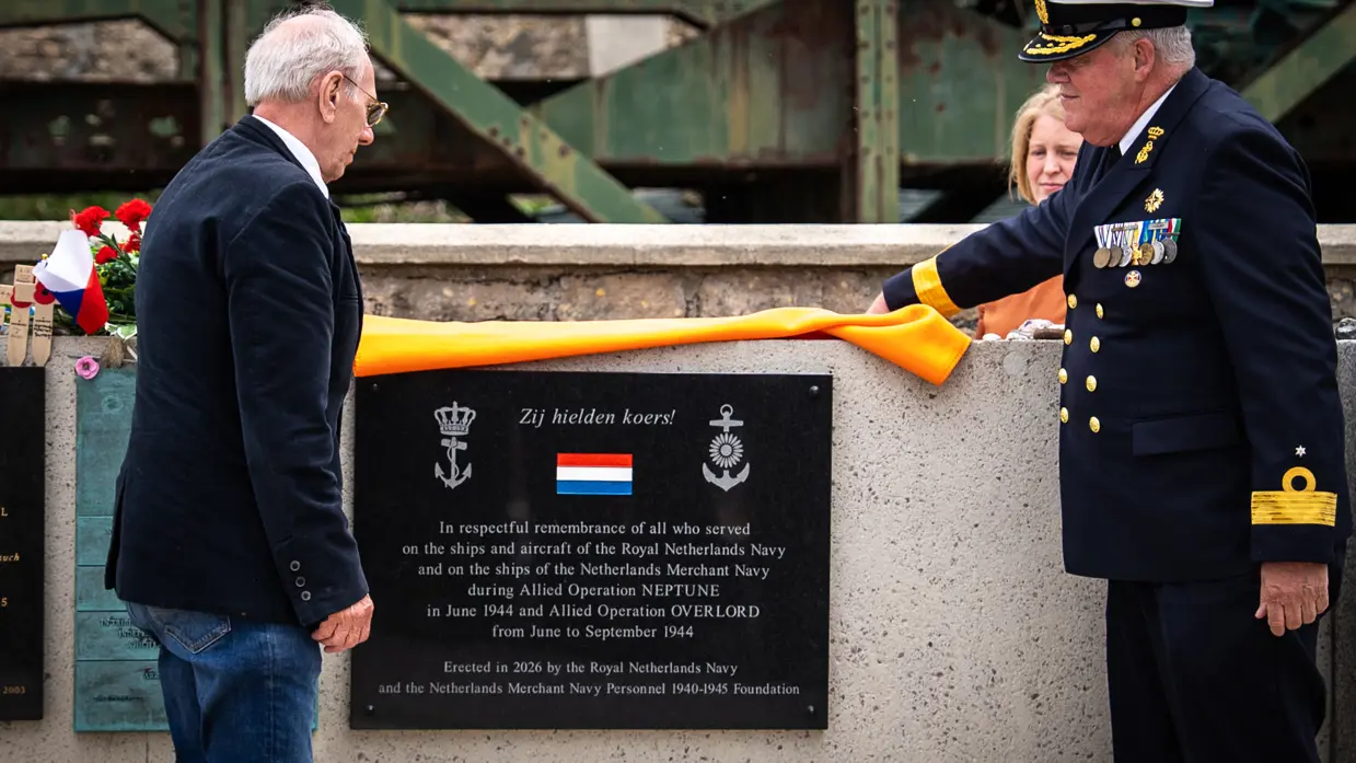 John Vet en commandeur Frank Lenssen onthullen de plaquette.