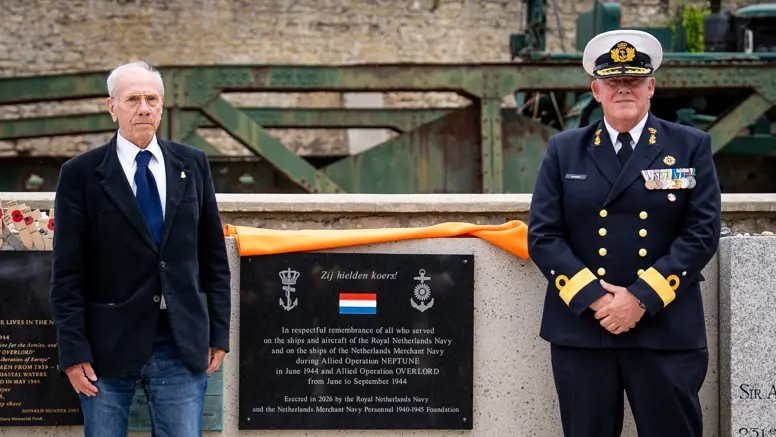 John Vet en commandeur Frank Lenssen bij de plaquette in Arromanches-les-Bains.