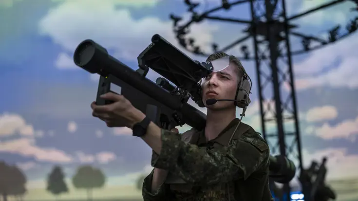 Een militair kijkt door het vizier van zijn Stinger.