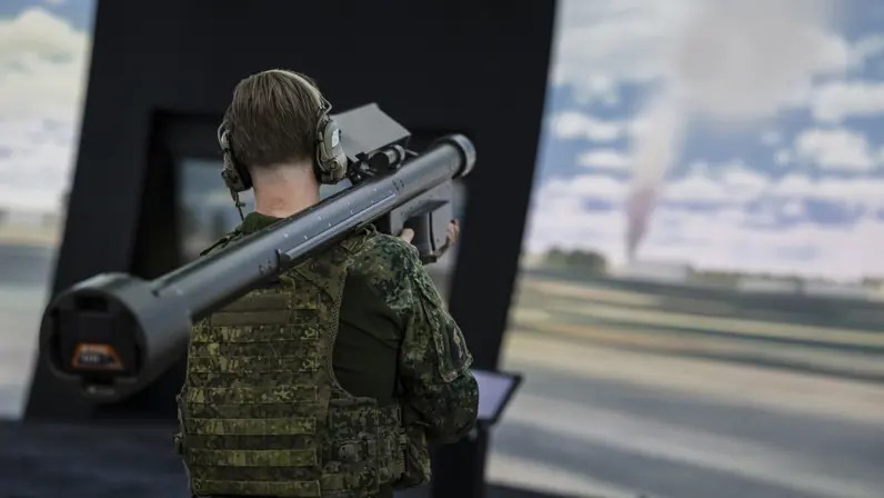 Een militair staat met een Stinger op zijn schouder in de Stingerdome.