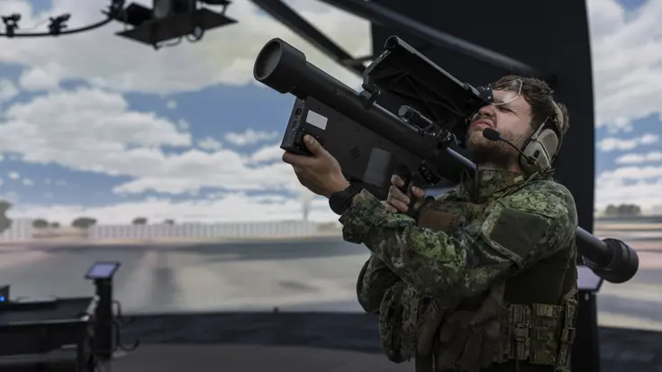 Een militair kijkt door het vizier van een Stinger.