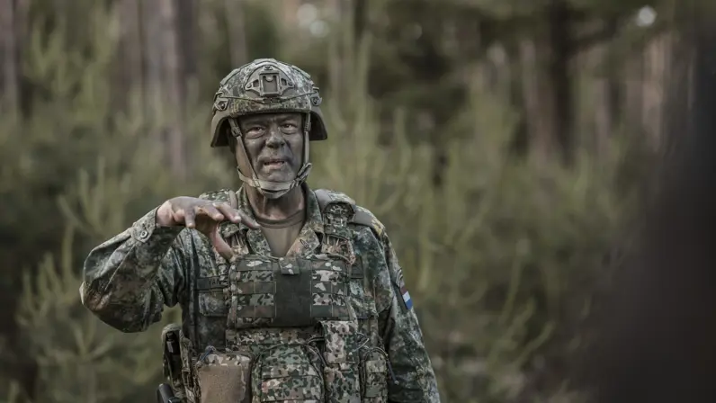 Brigadegeneraal Van Ingen geeft tijdens oefening Fighter Lion een toelichting aan militairen in het veld.