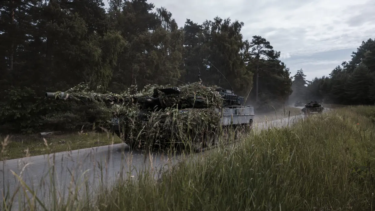 Gemechaniseerde voertuigen rukken op tijdens oefening Fighter Lion zodra de situatie veilig genoeg is om versterkingen naar voren te brengen.