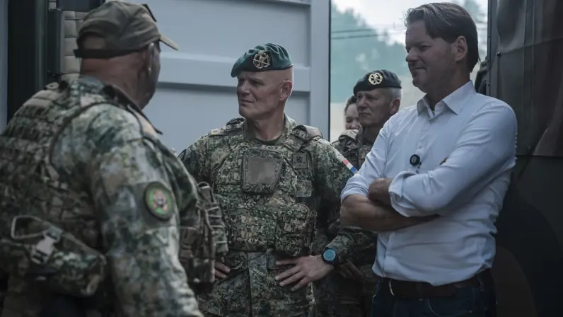 Commandant Landstrijdkrachten luitenant-generaal Jan Swillens spreekt tijdens Fighter Lion met militairen en bezoekers op het oefenterrein.