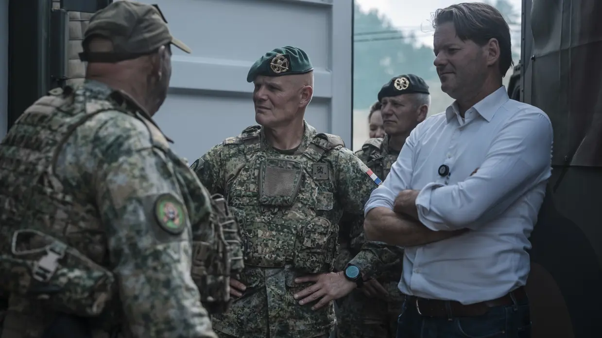 Commandant Landstrijdkrachten luitenant-generaal Jan Swillens spreekt tijdens Fighter Lion met militairen en bezoekers op het oefenterrein.