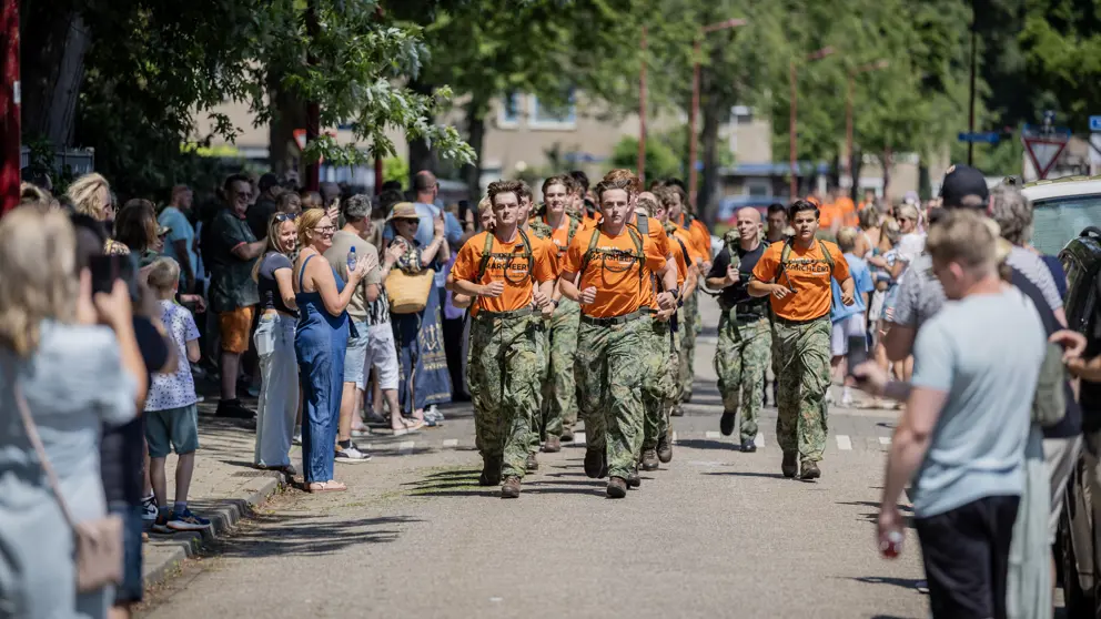 Marsende jongeren in de straat. 