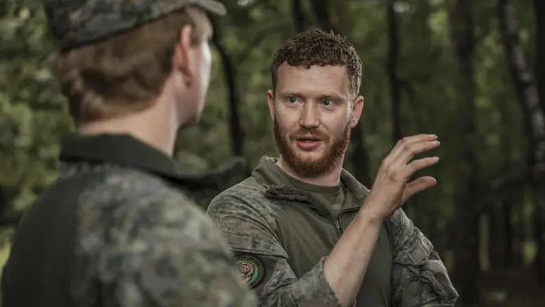 Eerste luitenant Jim, Forward Observer, bespreekt tijdens oefening Fighter Lion de inzet van AITAS met collega's in het veld.