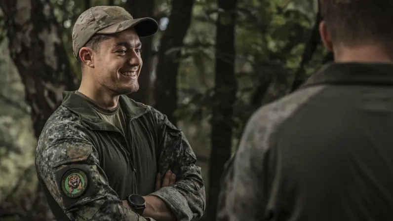 Korporaal Dylan, chauffeur van het Fire Support Team, bespreekt tijdens oefening Fighter Lion de inzet van AITAS met collega's in het veld.