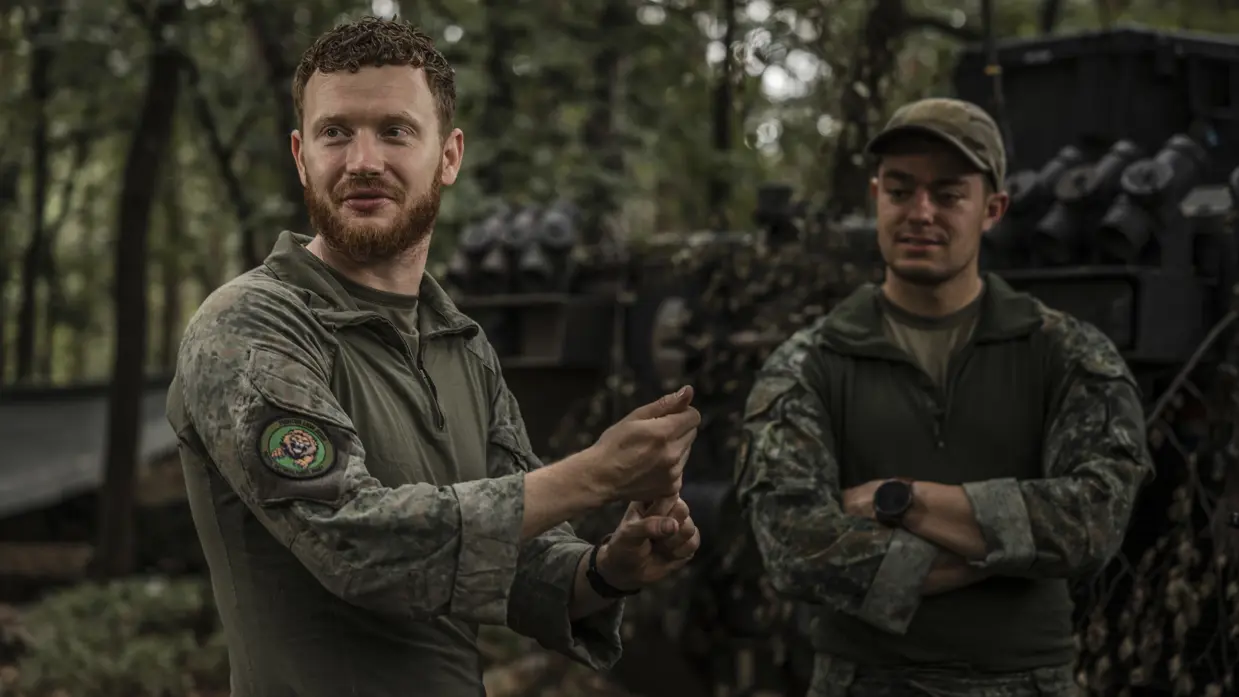 Eerste luitenant Jim en korporaal Dylan bespreken tijdens oefening Fighter Lion de inzet van drones en AITAS voor doelopsporing.