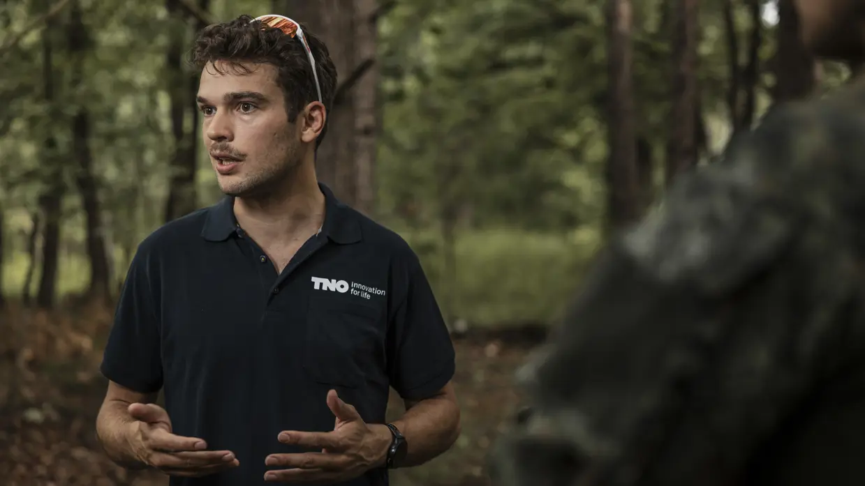 Leander, engineer bij TNO, bespreekt tijdens oefening Fighter Lion de ontwikkeling van AITAS.