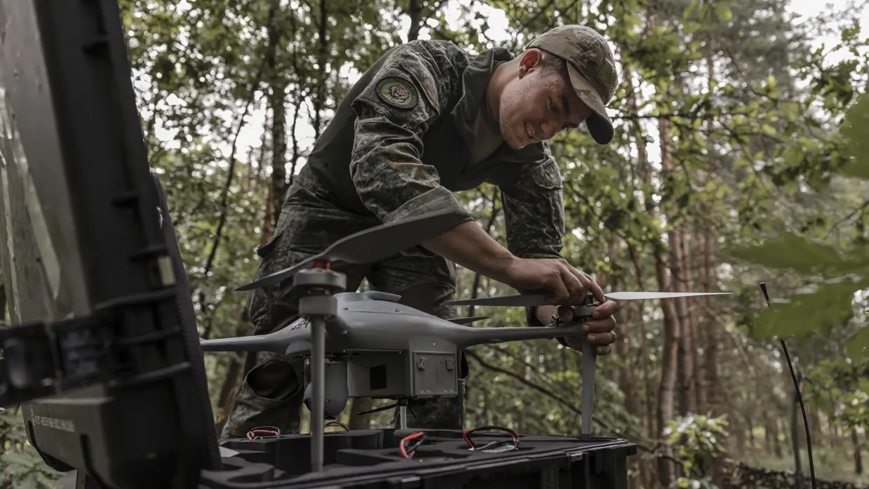 Korporaal Dylan bereidt een verkenningsdrone voor op een vlucht tijdens oefening Fighter Lion.